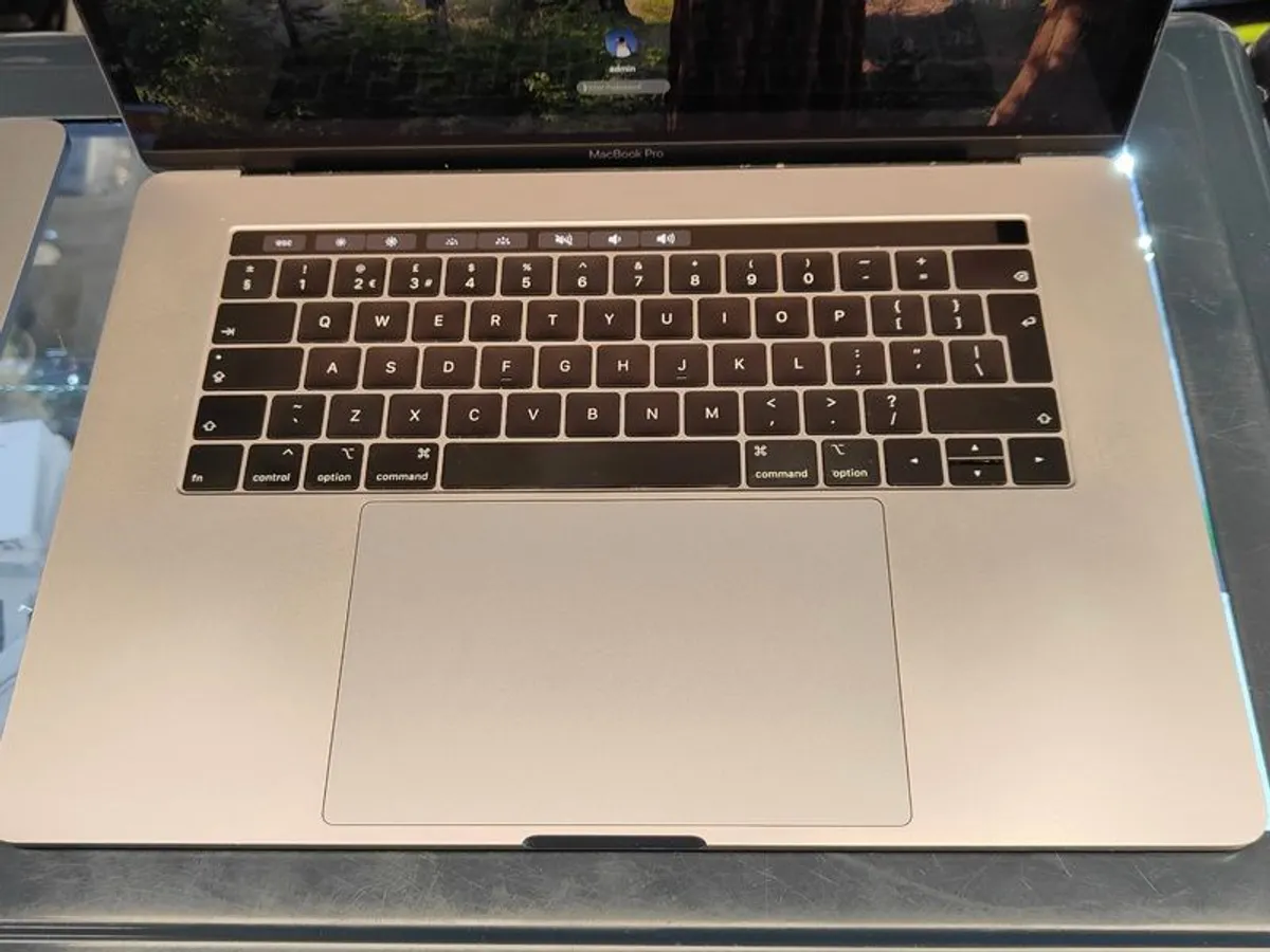 Apple MacBook Pro 15.4" 2018, 6 Core i7 2.2GHz 16GB 500GB A1990 Touch Bar (Battery Cycle: 431) - Image 2