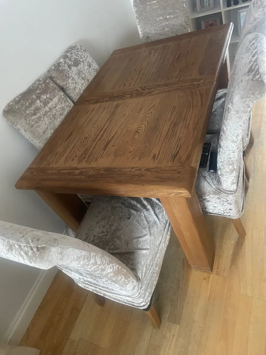 Table and chairs - Image 1