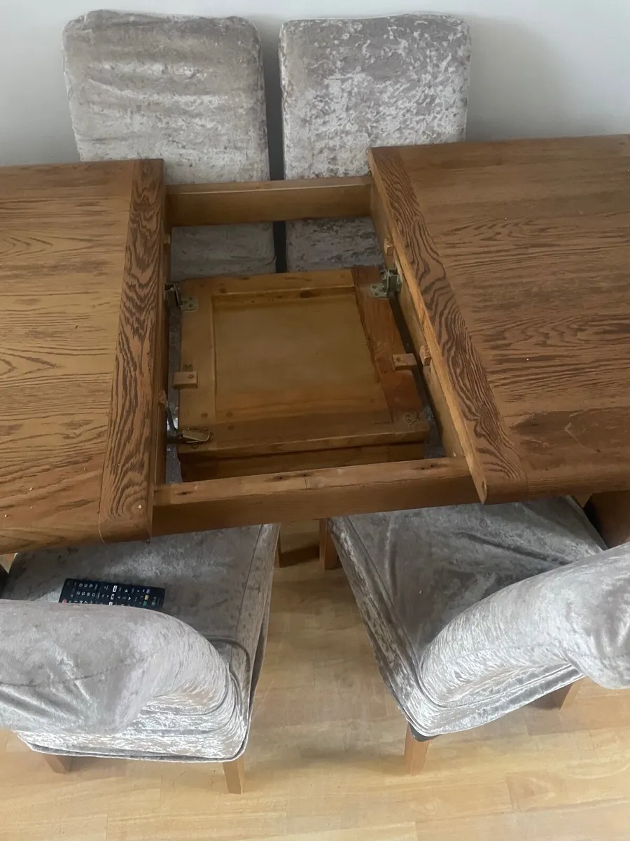 Table and chairs - Image 2