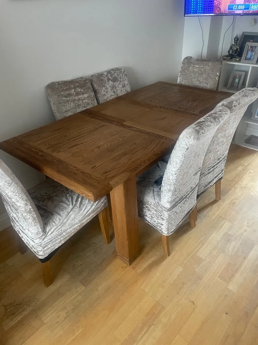 Table and chairs - Image 4