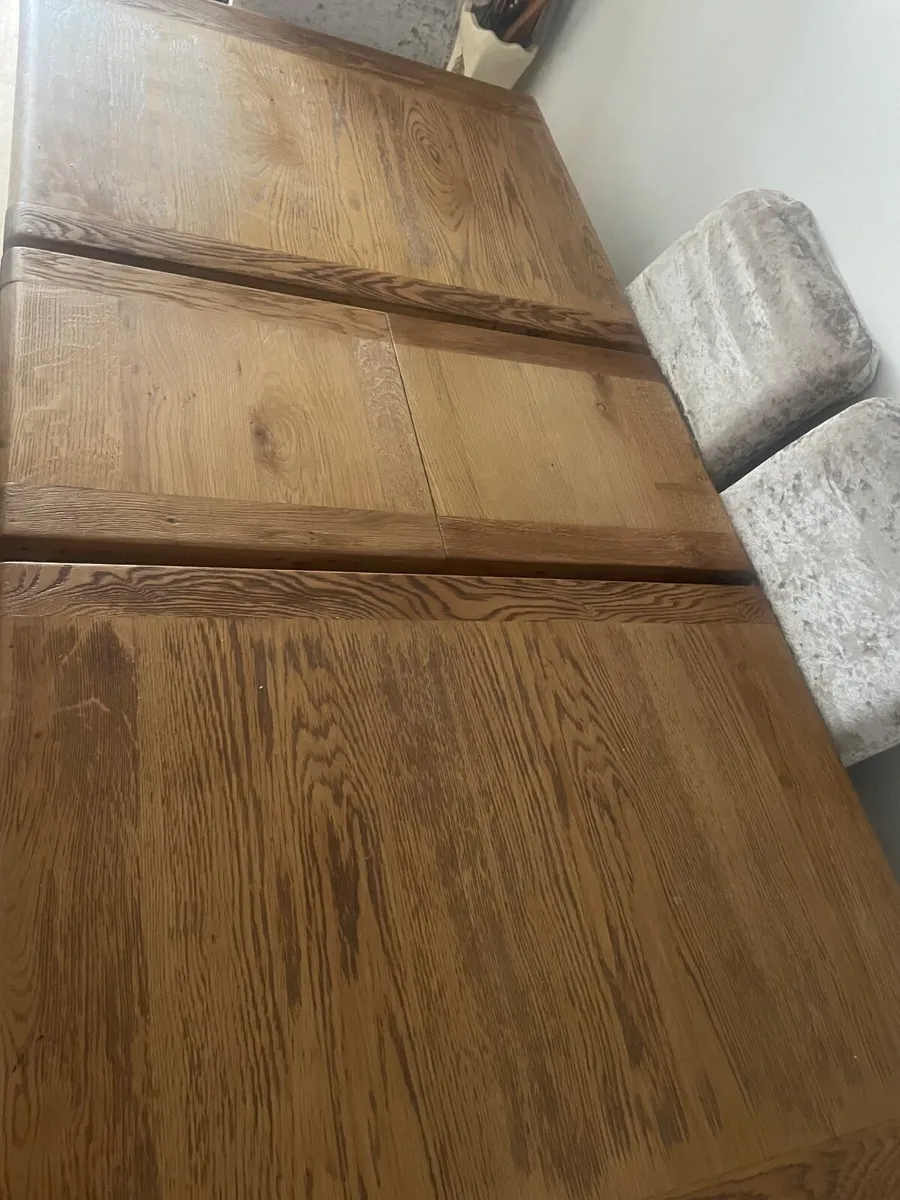 Table and chairs - Image 3