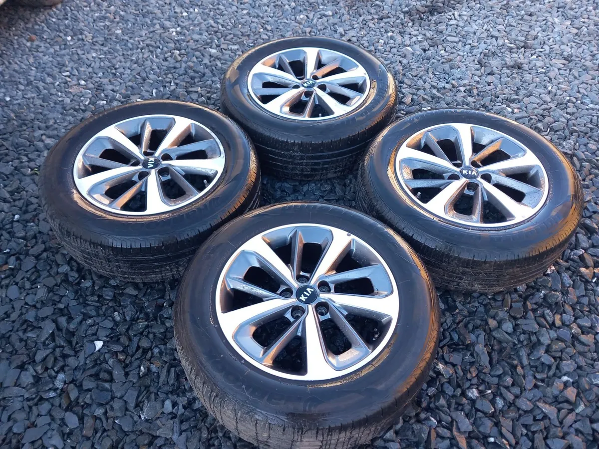 Like New Tyres Kia Sorento 18inch 5x114.3 - Image 1