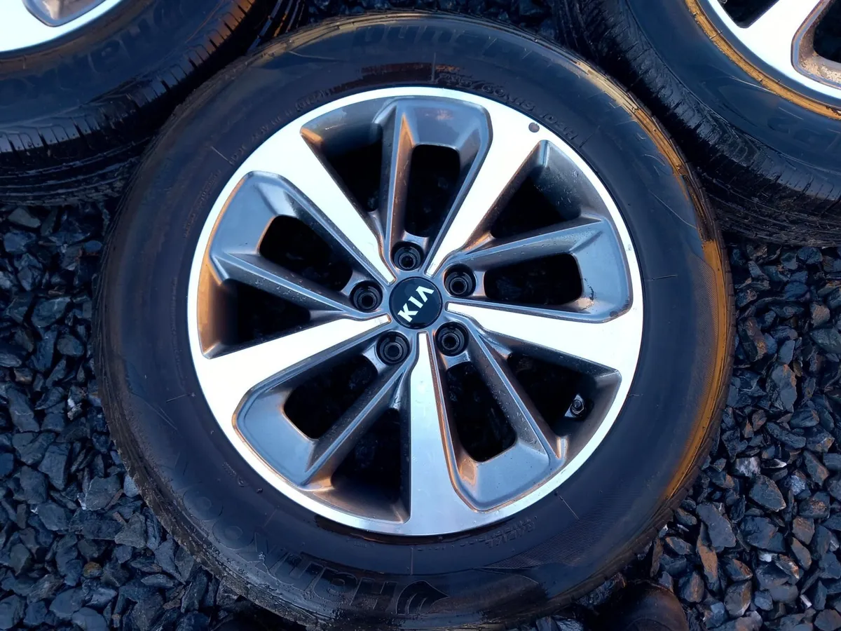 Like New Tyres Kia Sorento 18inch 5x114.3 - Image 2