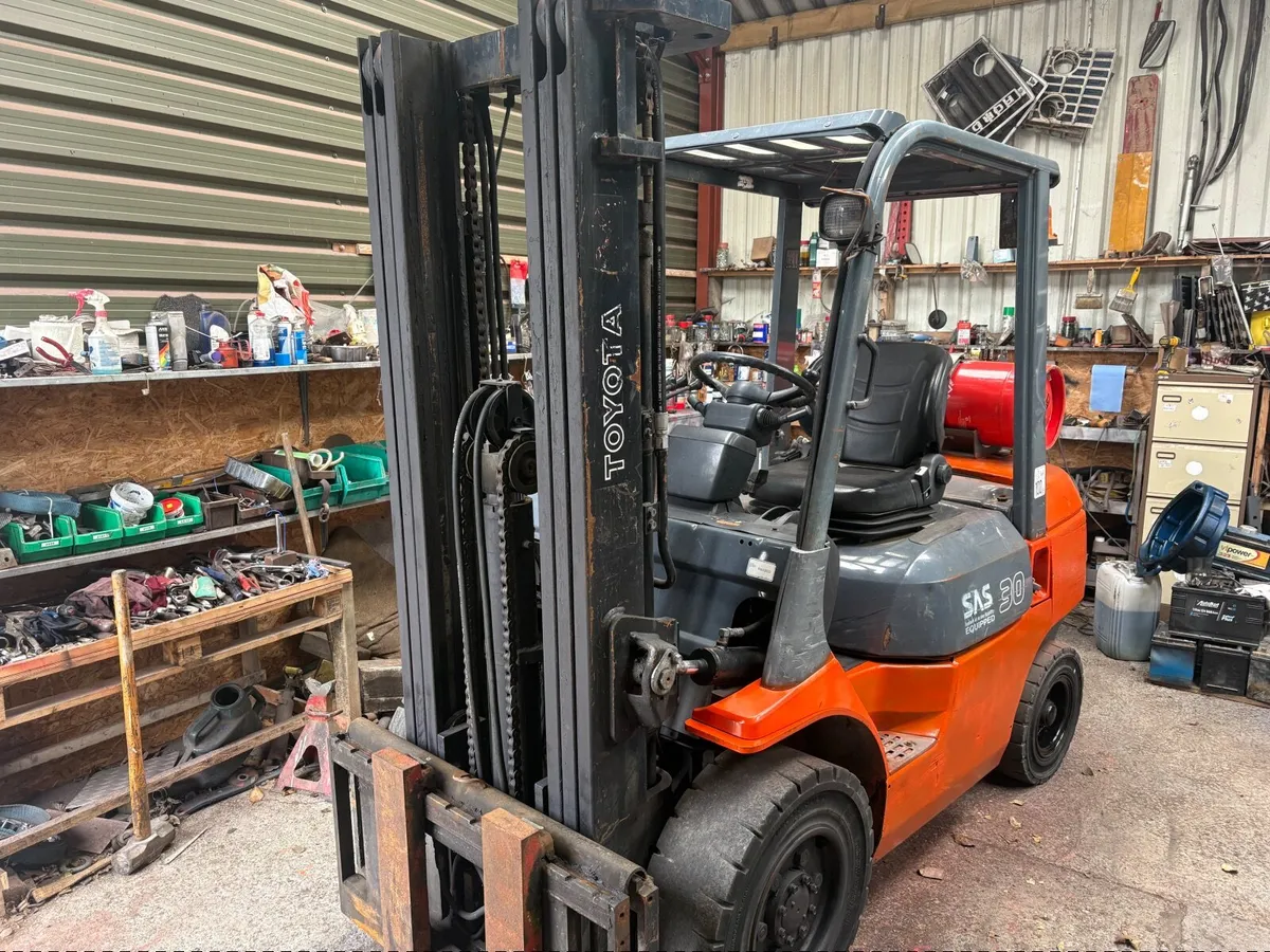 Forklift - Image 2