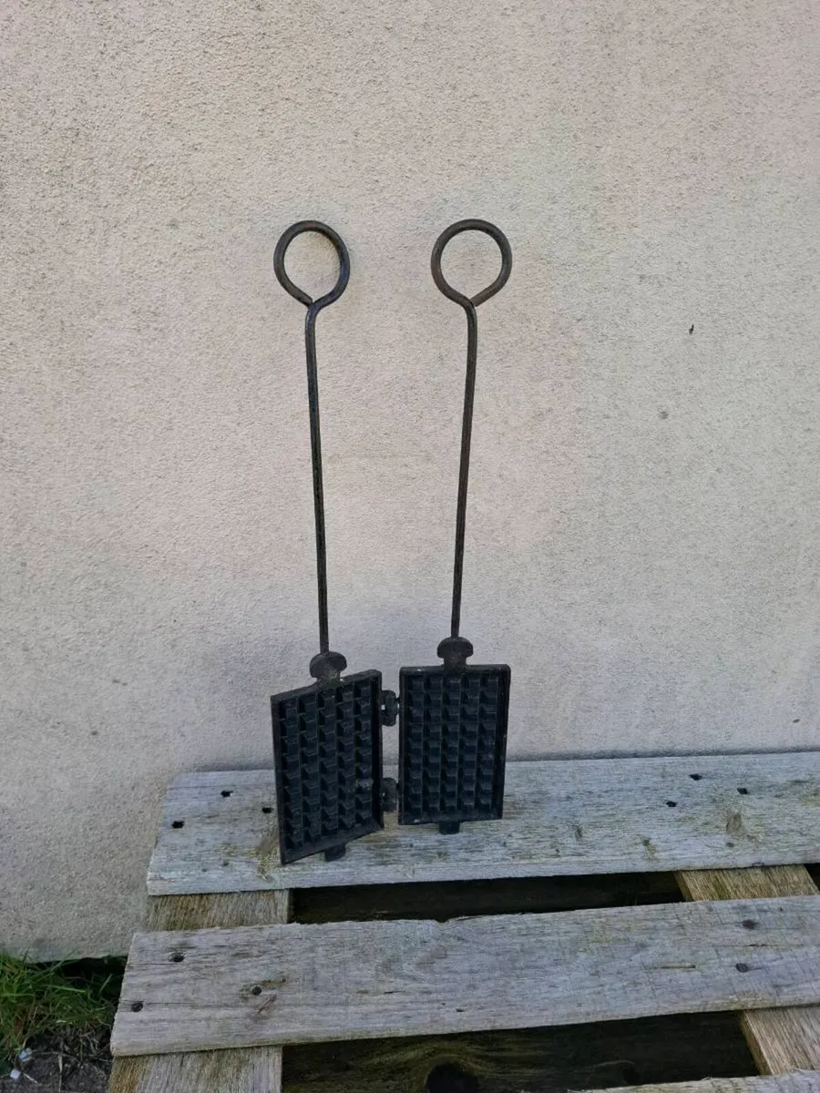 Cast iron antique waffles maker - Image 1