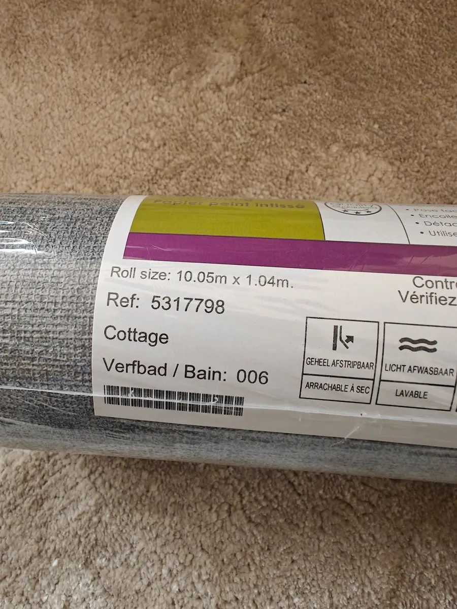 Grey textured wallpaper ( 3 rolls available) - Image 1