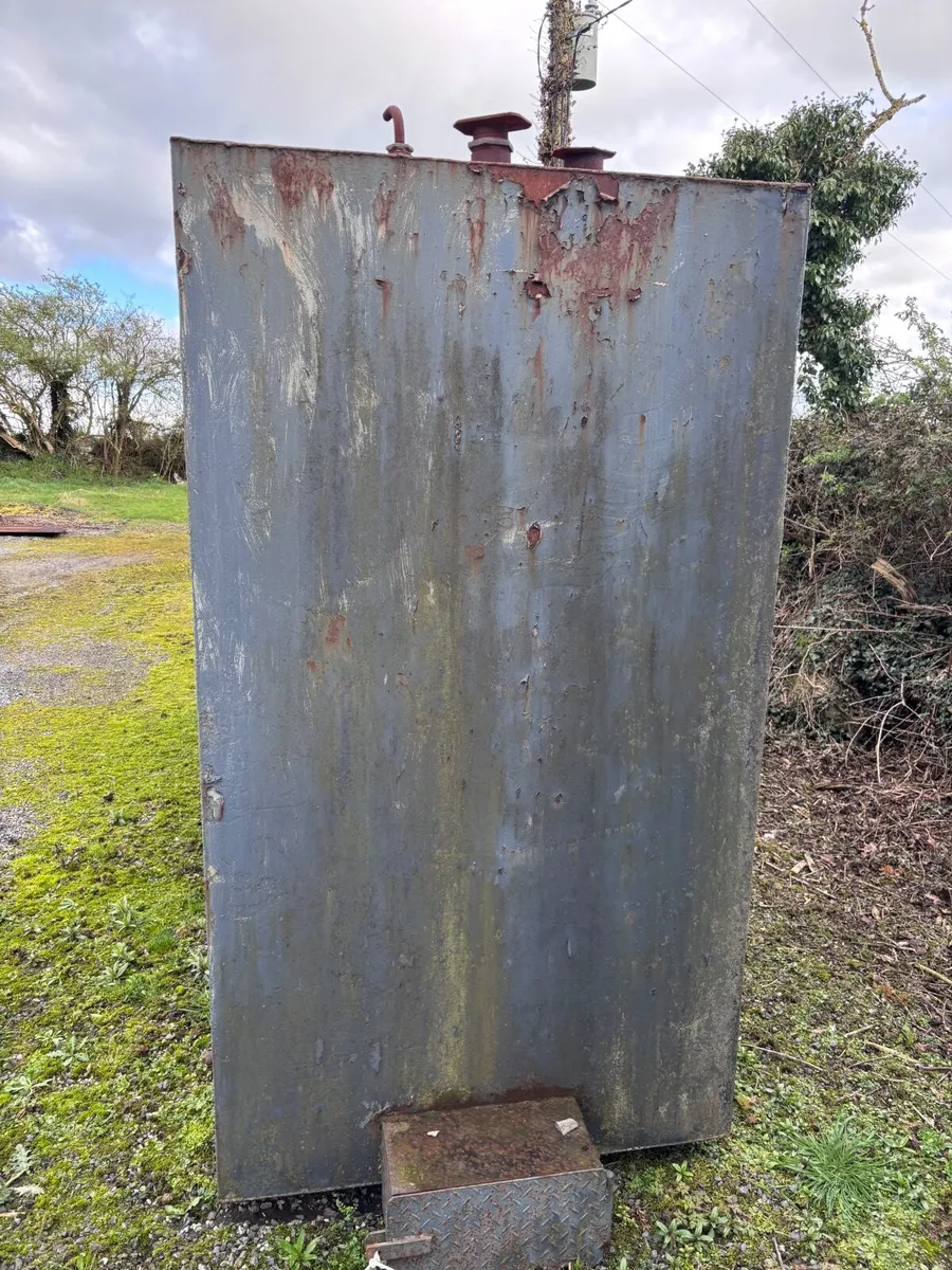 Fuel tank/water storage tank - Image 2