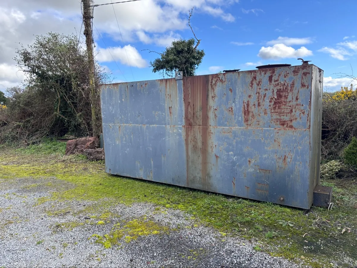 Fuel tank/water storage tank - Image 1