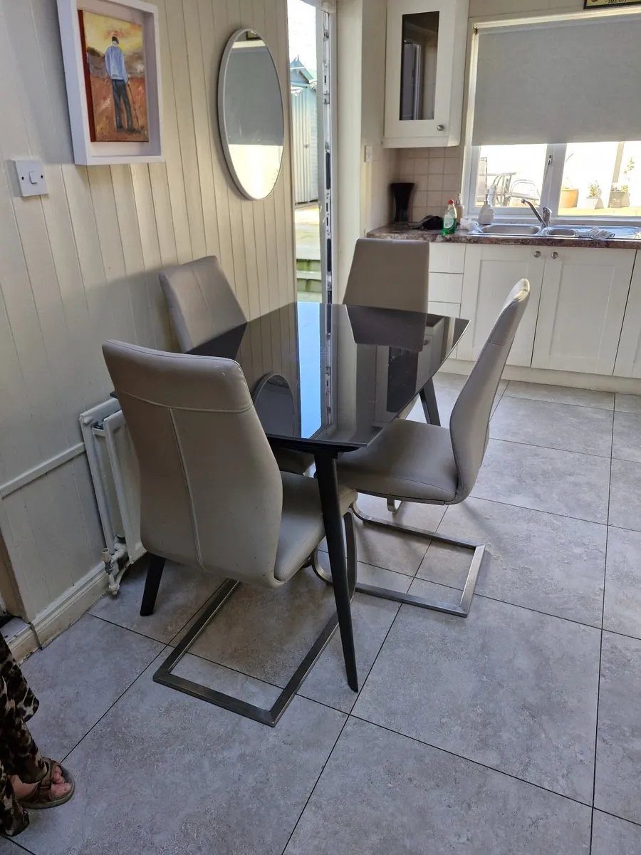 Kitchen table - Image 1