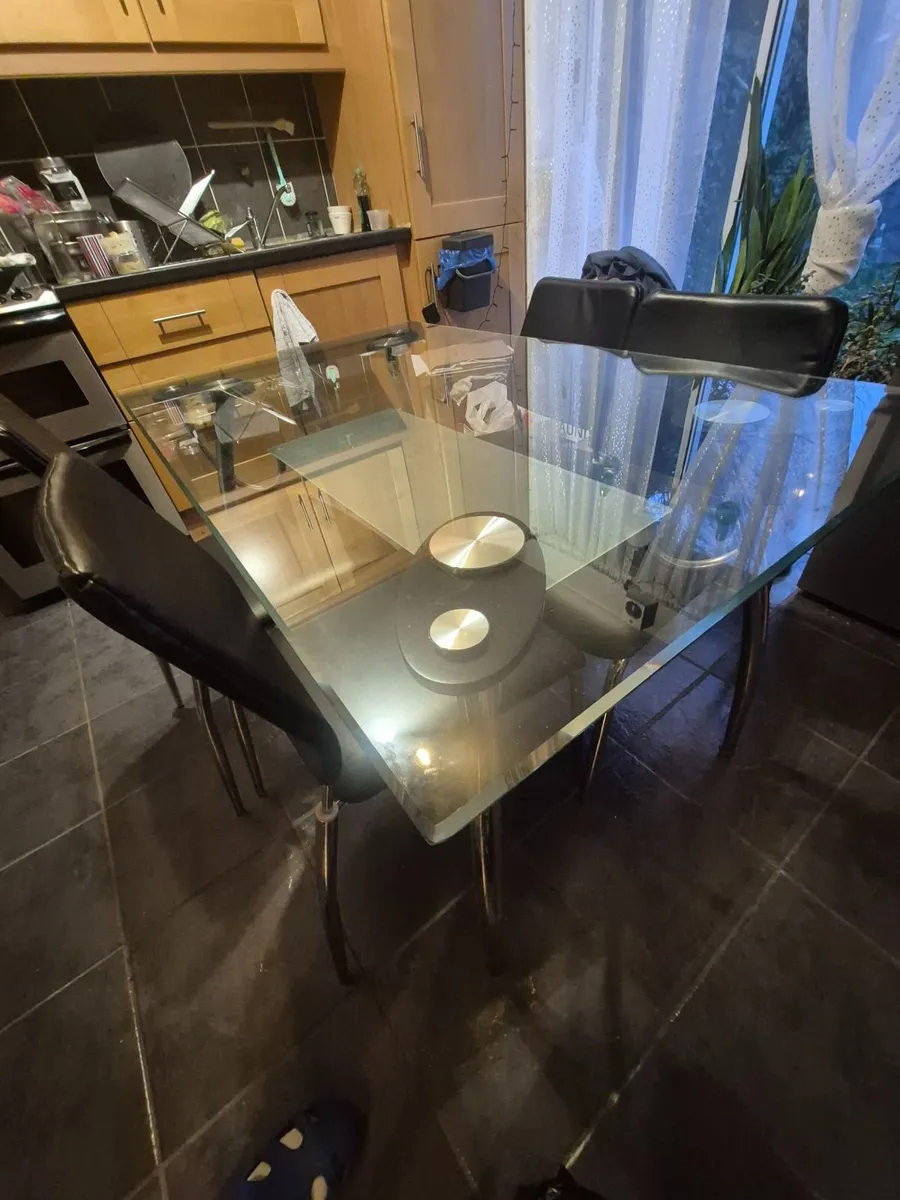 Table and chairs - Image 2