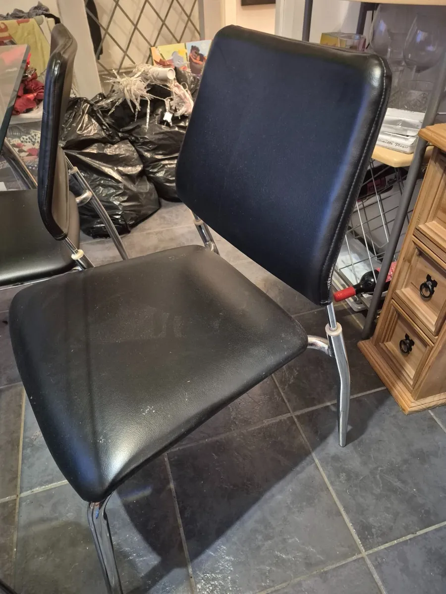 Table and chairs - Image 1