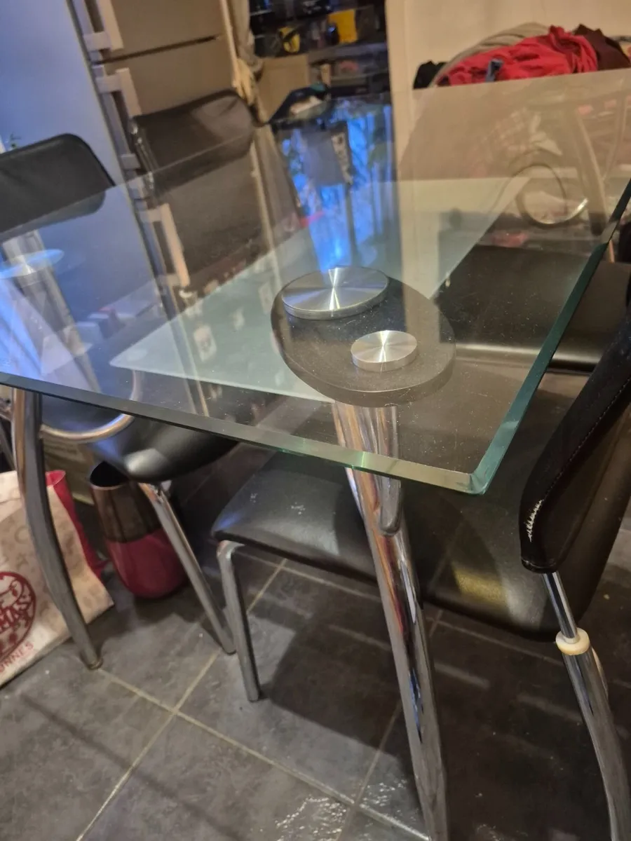 Table and chairs - Image 4