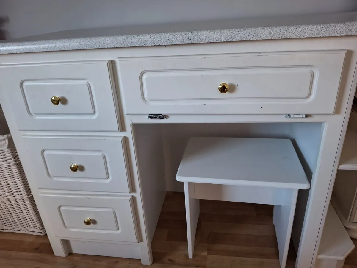 Computer/desk with stool hand made by qualified ca - Image 1