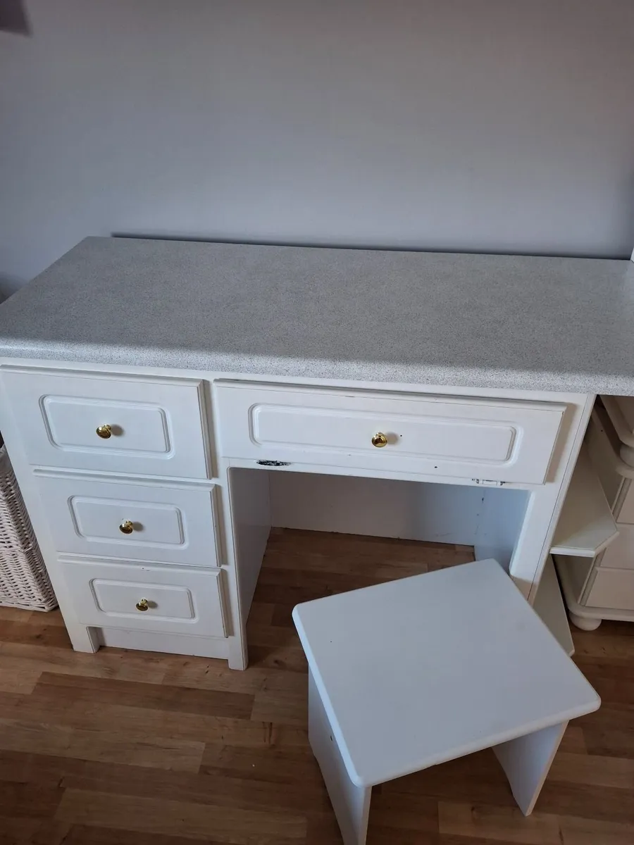 Computer/desk with stool hand made by qualified ca - Image 2