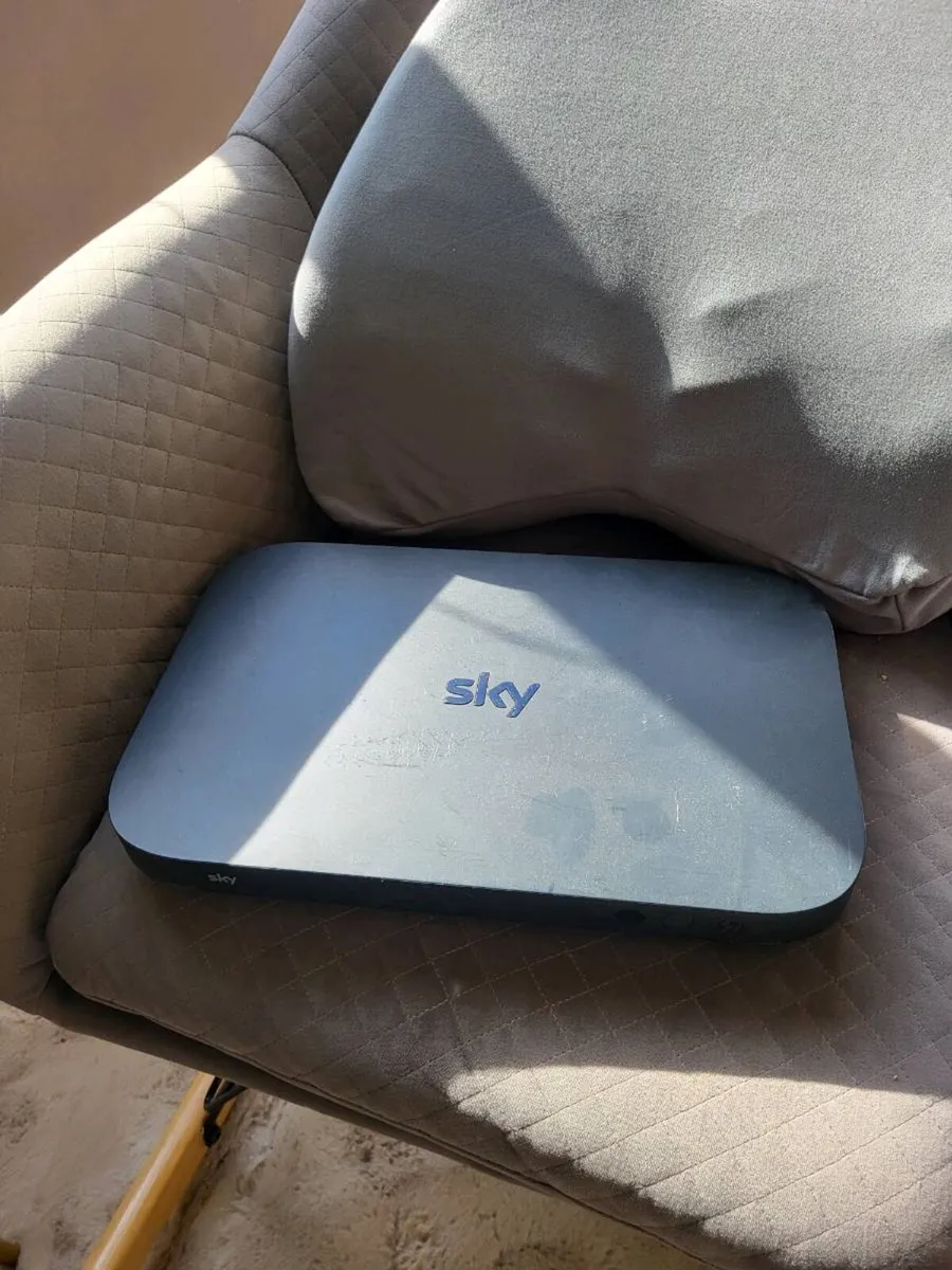 Philip 36inch HD TV and stand - Image 4