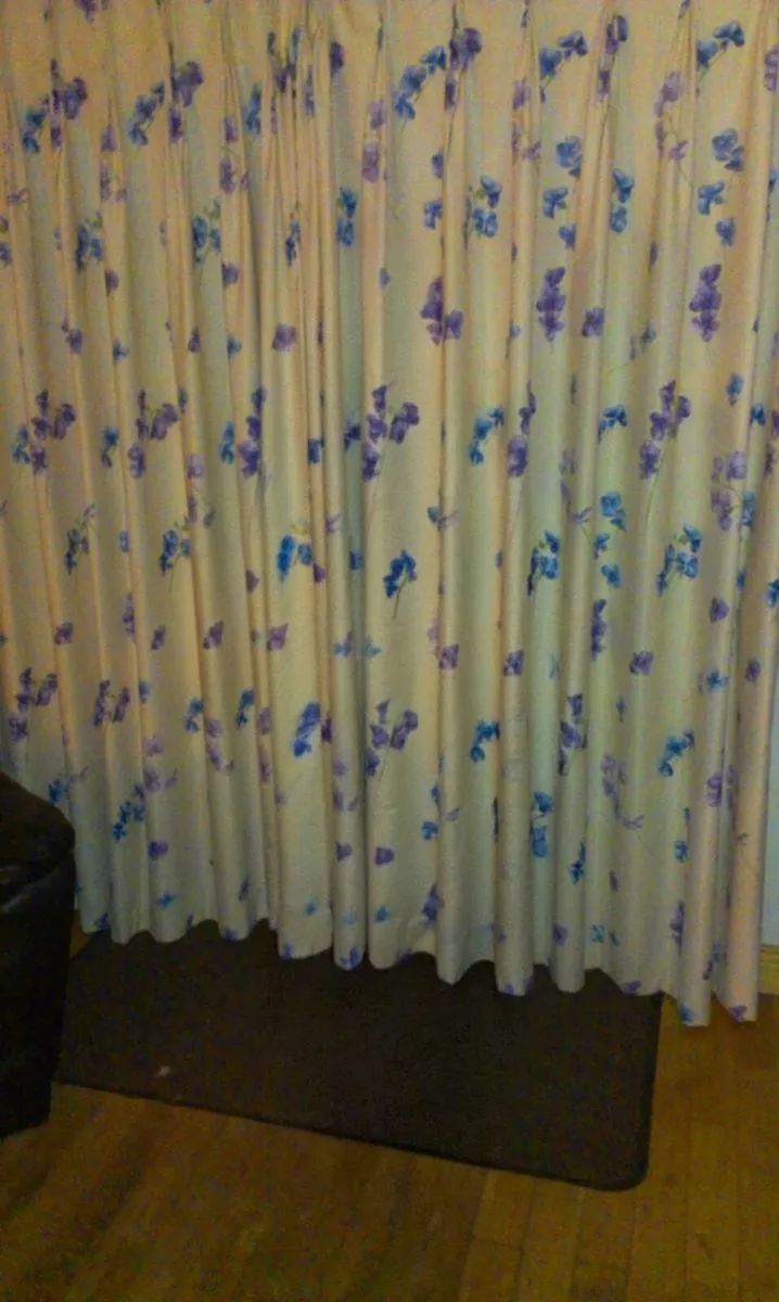2 pairs Matching Curtains - Image 1