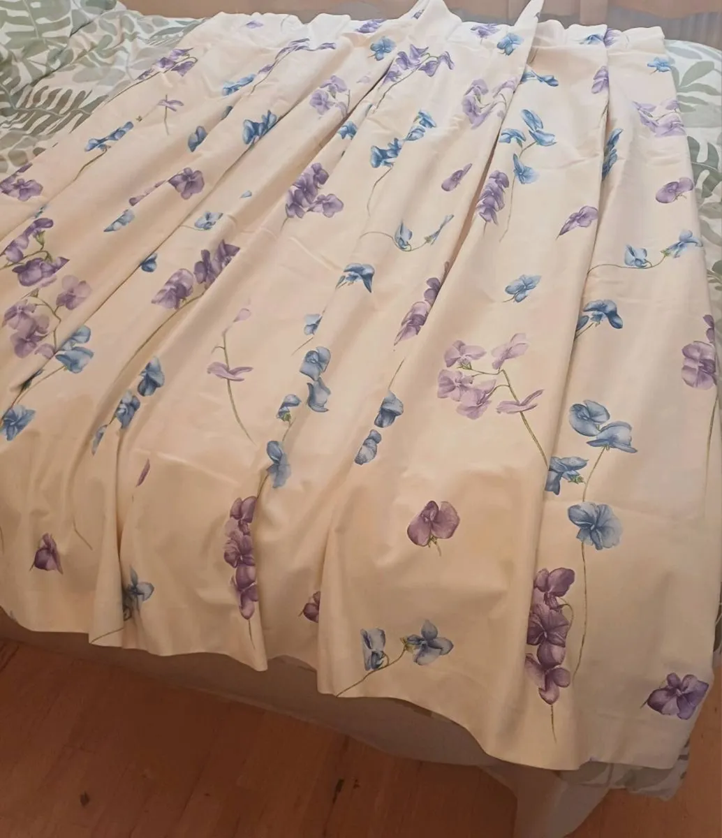 2 pairs Matching Curtains - Image 2