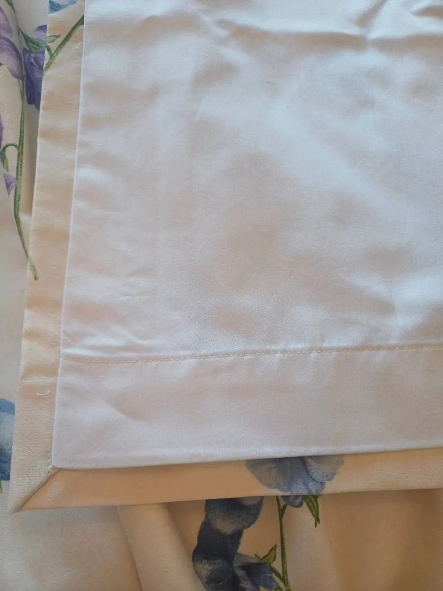 2 pairs Matching Curtains - Image 3