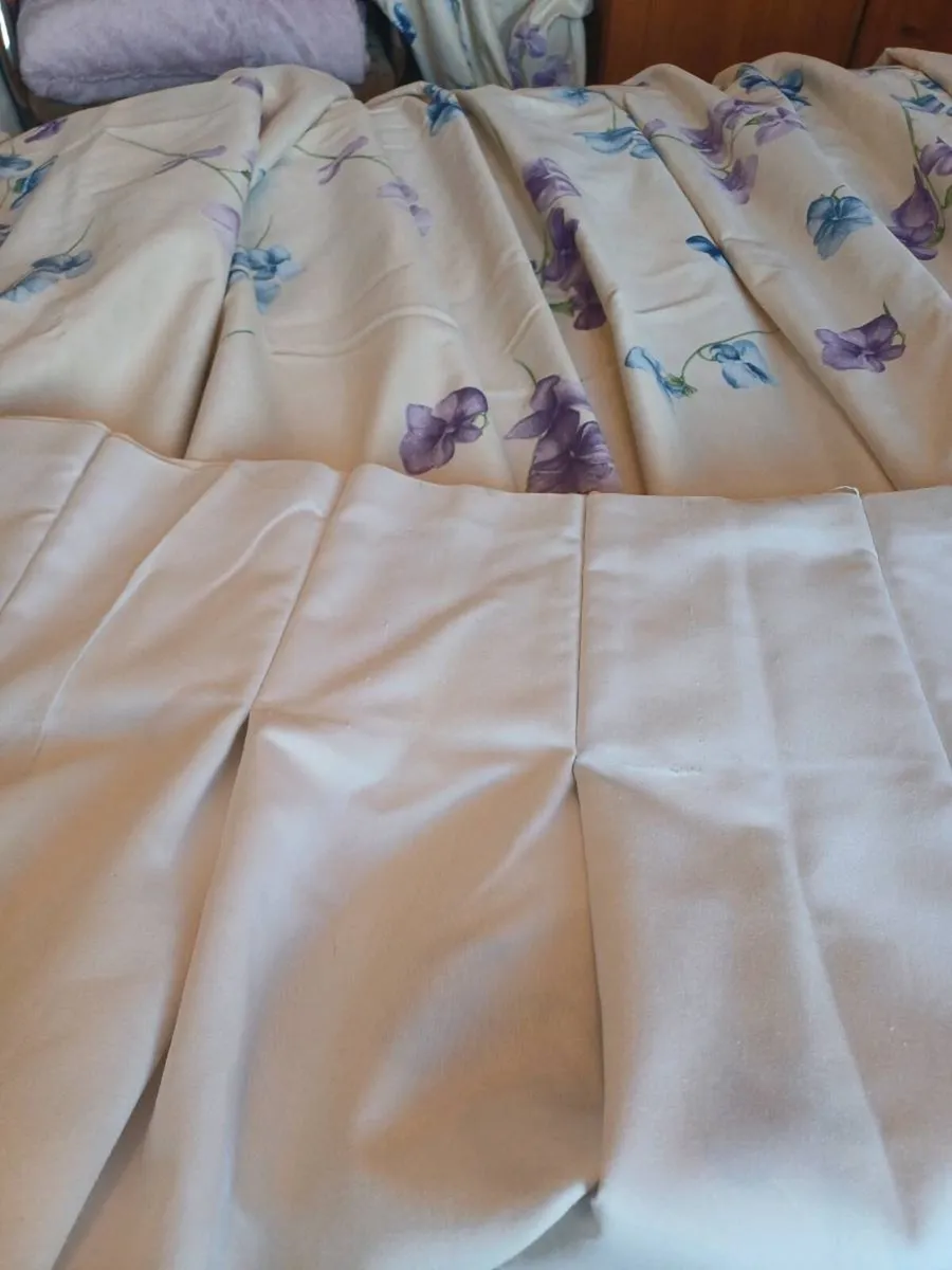 2 pairs Matching Curtains - Image 4