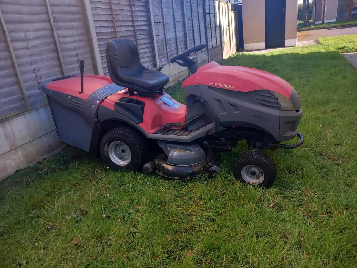 Ride on lawnmower - Image 1