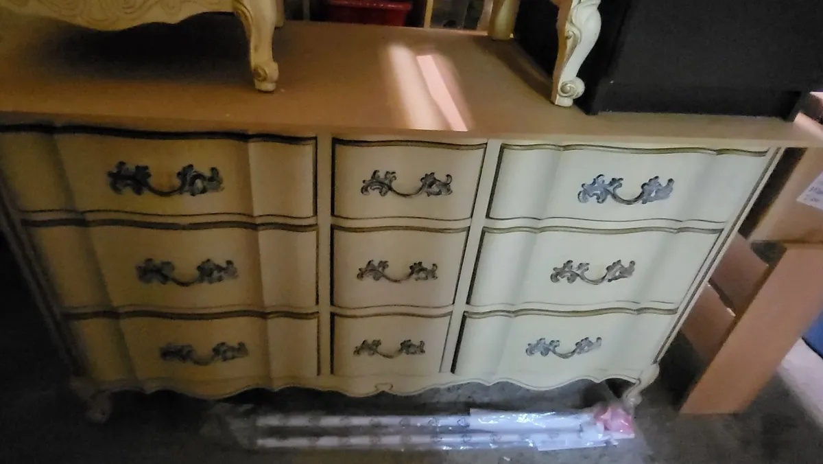 Bedroom furniture - Image 4