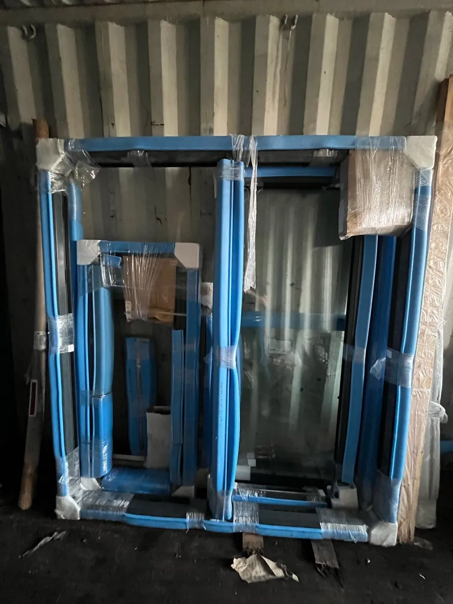 Aluminium window with double glazing units - Image 1