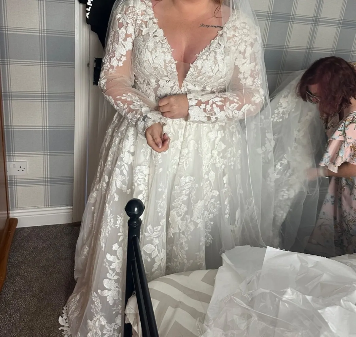 Justin Alexander wedding dress and veil - Image 3