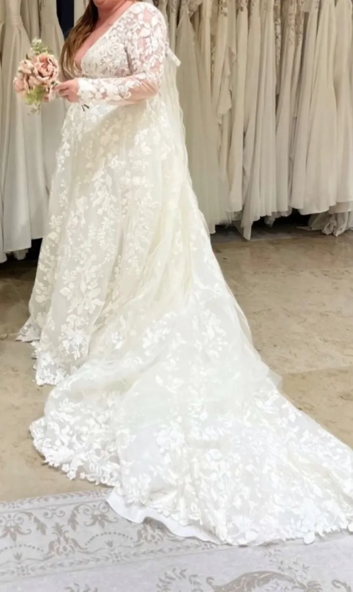 Justin Alexander wedding dress and veil - Image 4