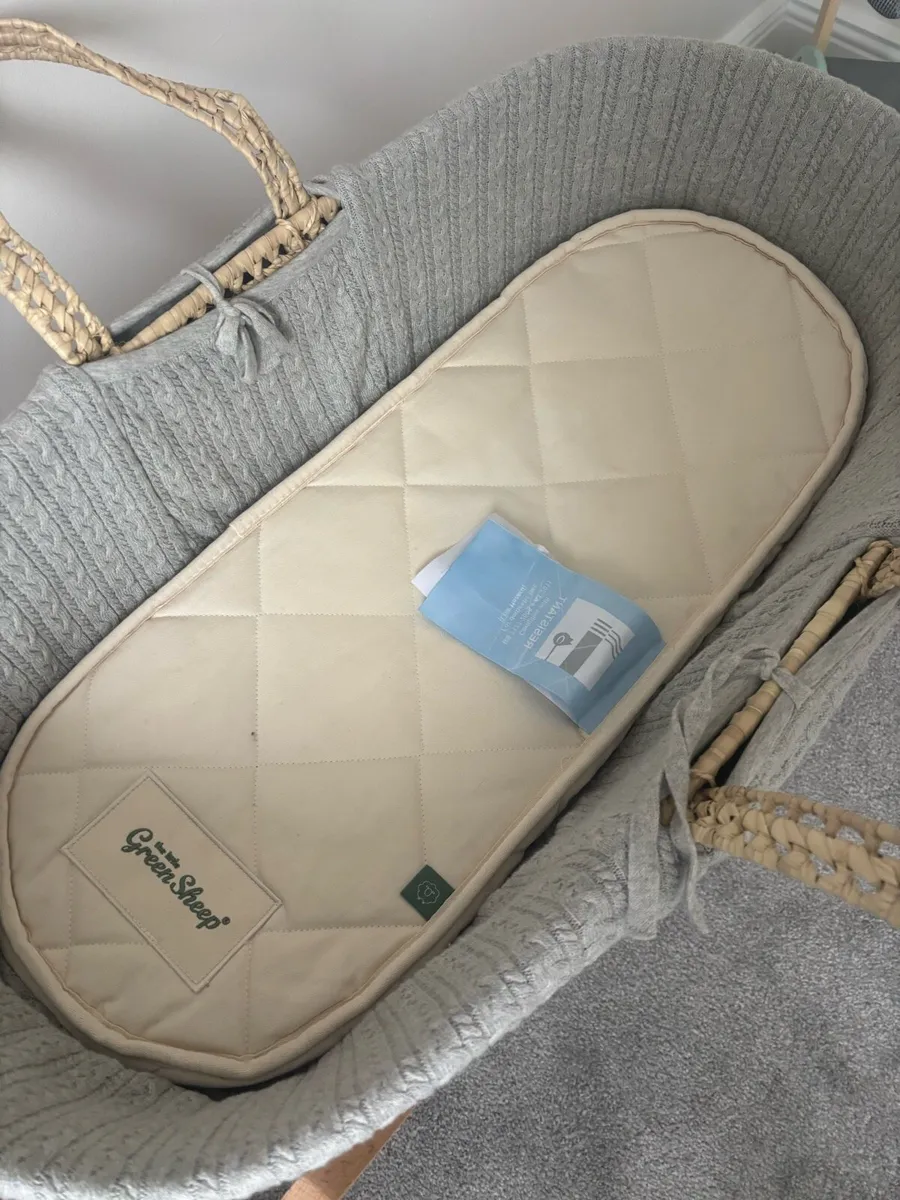 The little green sheep Moses basket and stand - Image 3