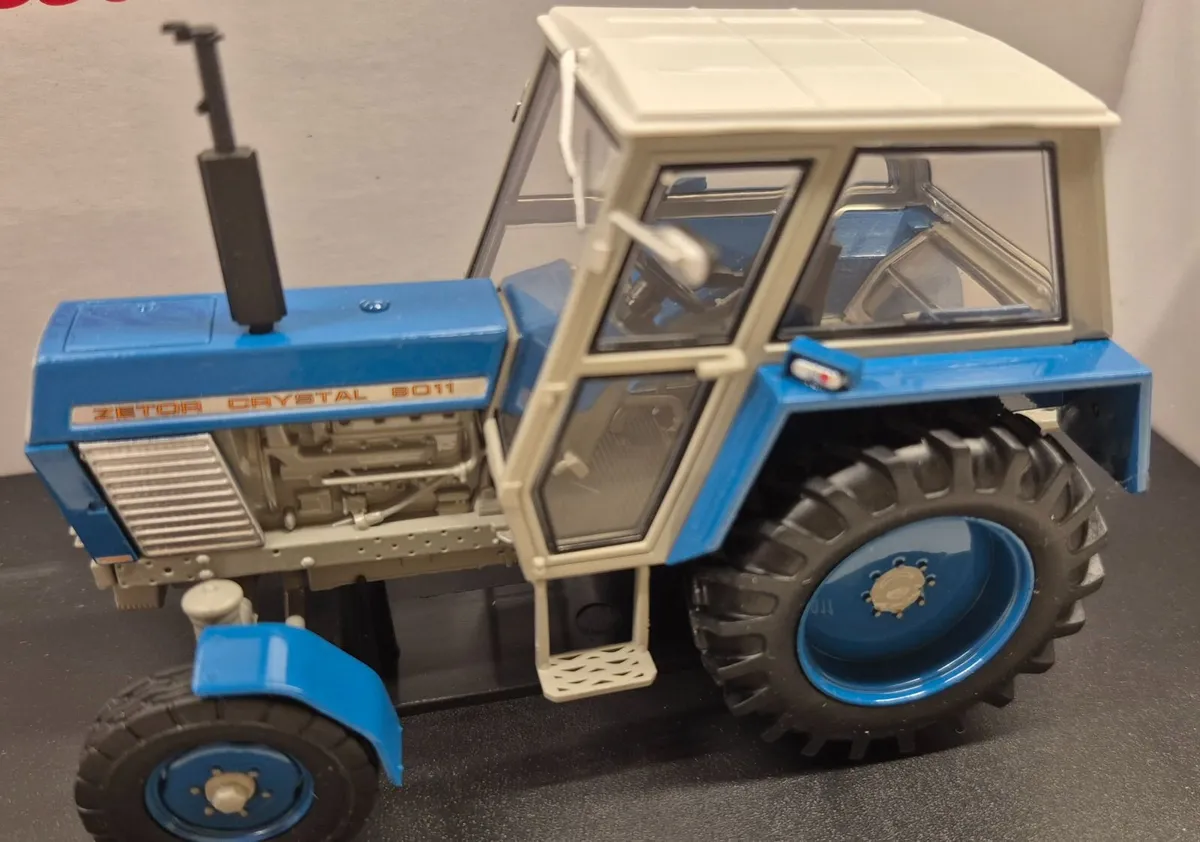 Zetor 8011 2WD Tractor Diecast model - Image 1