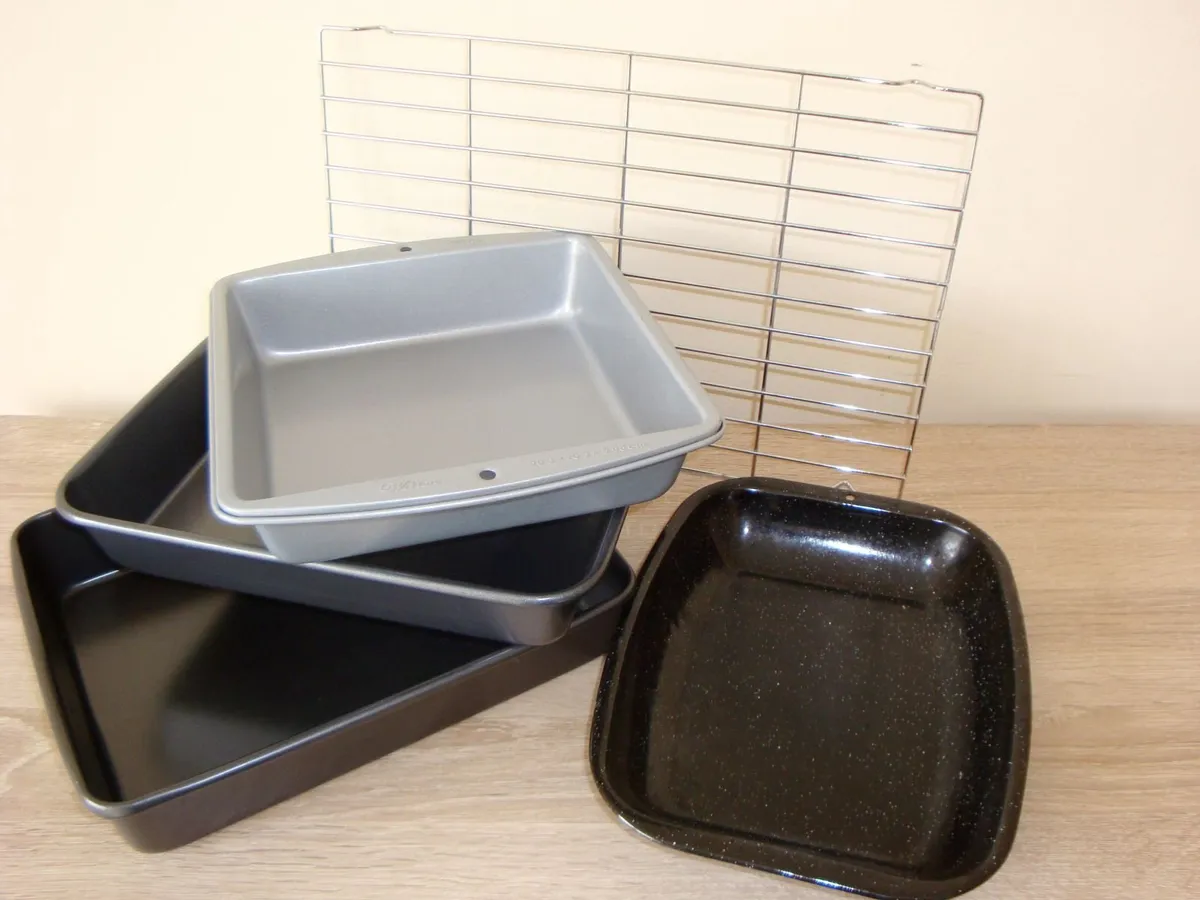 Baking roasting tins and cooling rack - Image 1