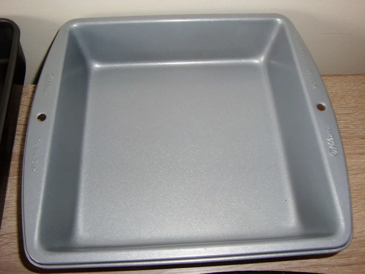 Baking roasting tins and cooling rack - Image 2