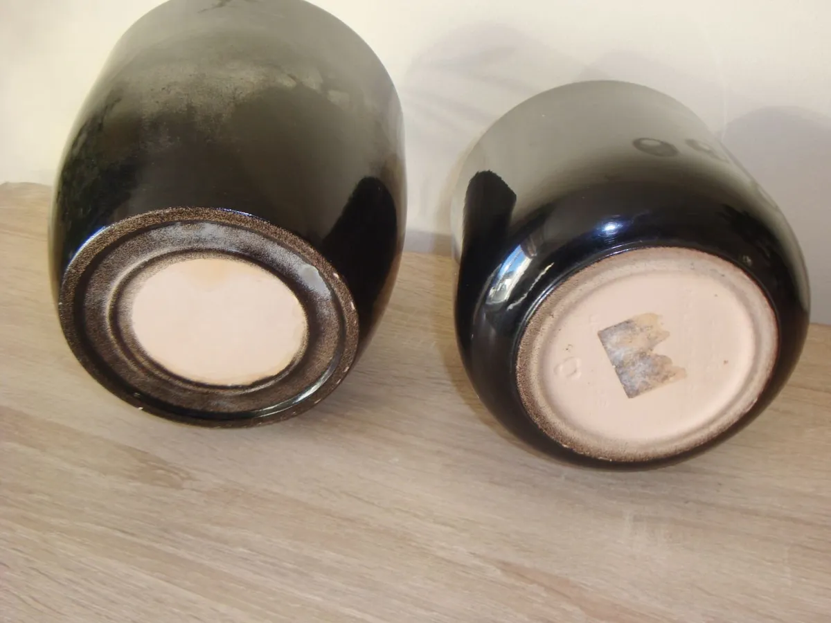 TWO black ceramic flower pots - Image 2