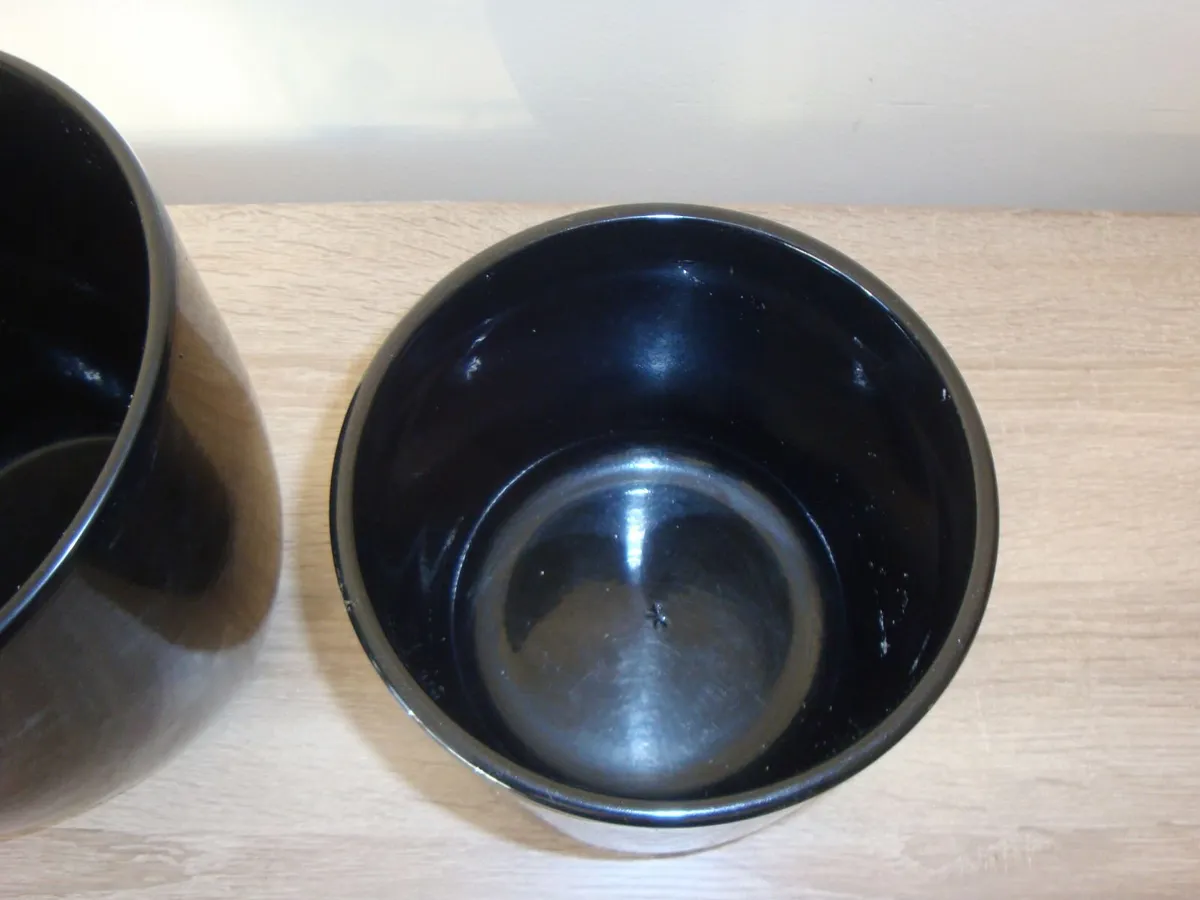 TWO black ceramic flower pots - Image 4