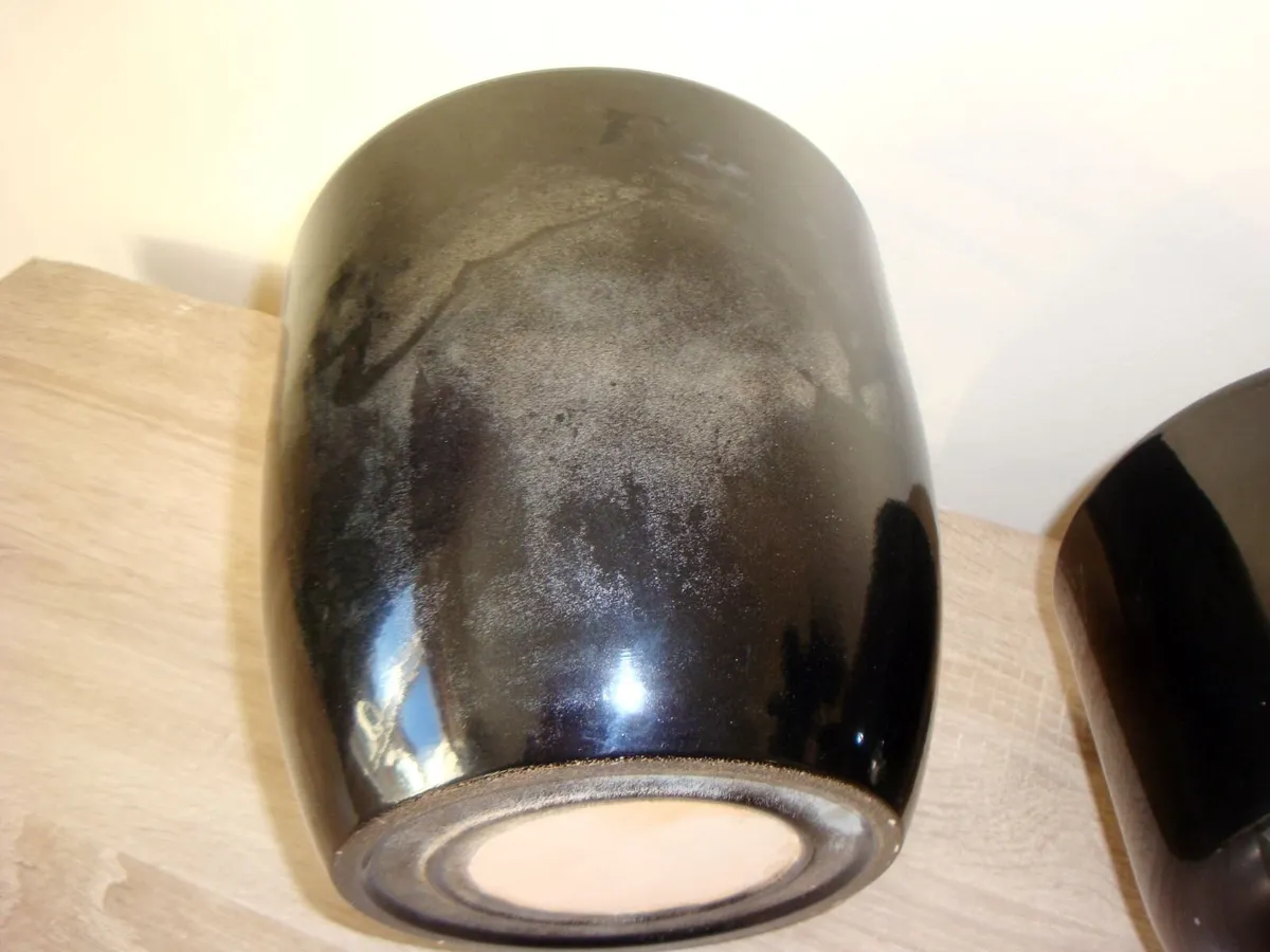 TWO black ceramic flower pots - Image 3