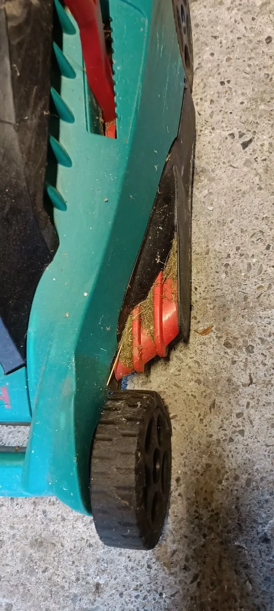 Electric Bosch lawnmower and grass trimmer - Image 4