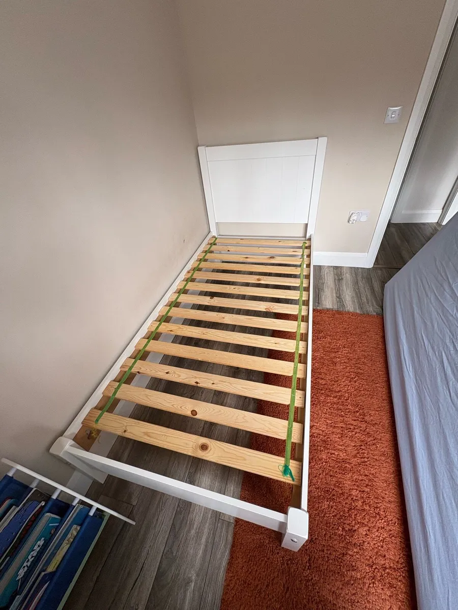 Single bed - Image 1