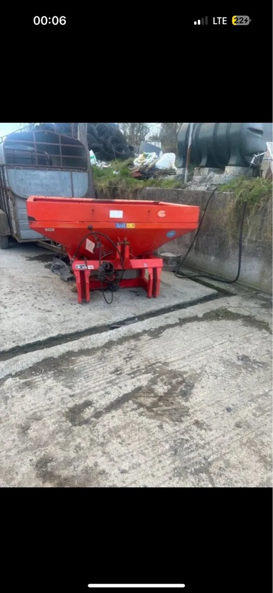 Fertiliser spreader - Image 1