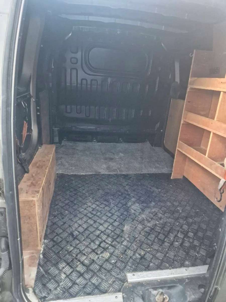 Nissan NV 200 - Image 4