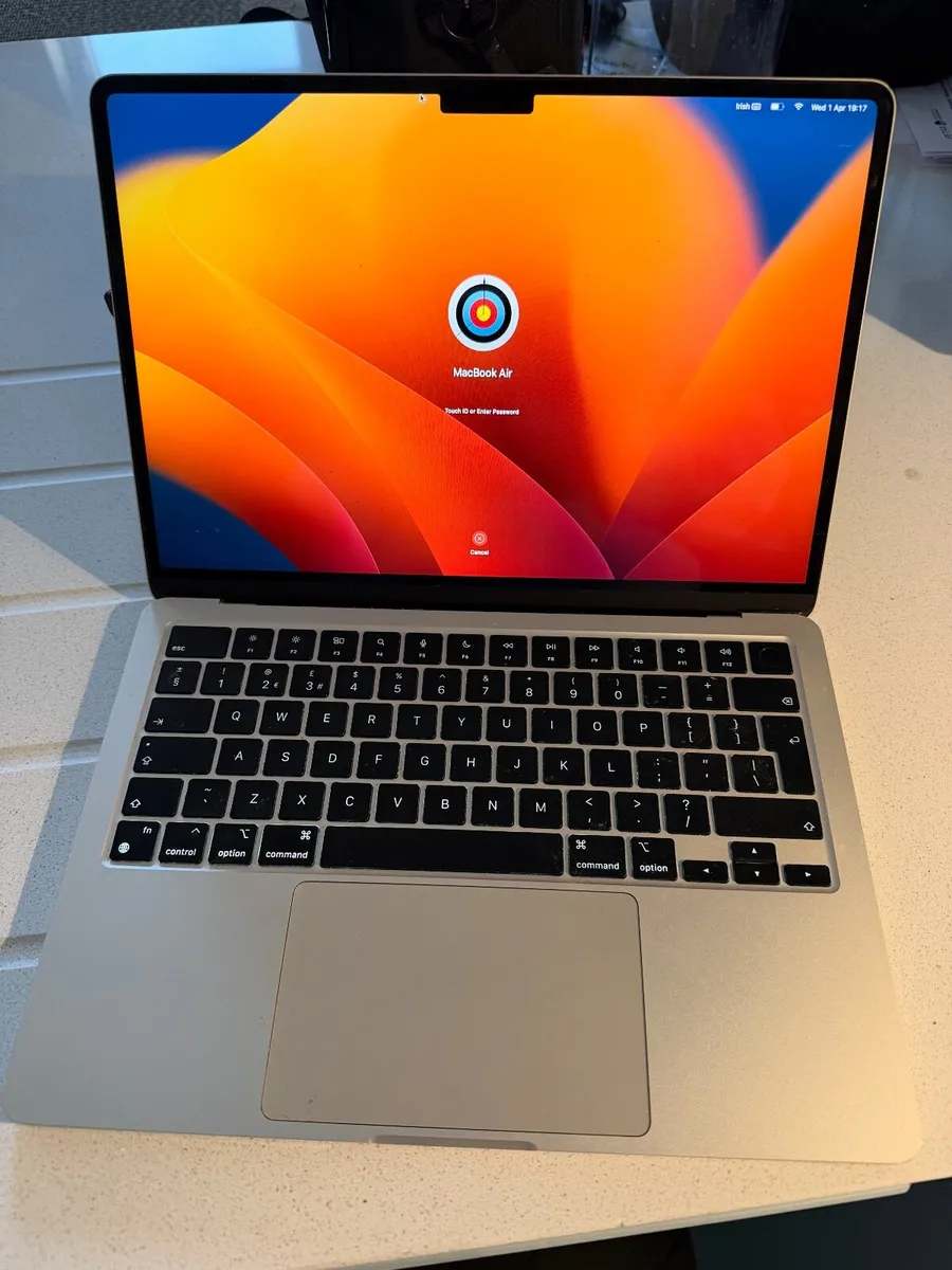 13" Macbook Air M2 256GB - Image 1
