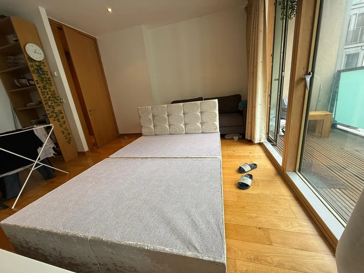 Double bed - Image 1