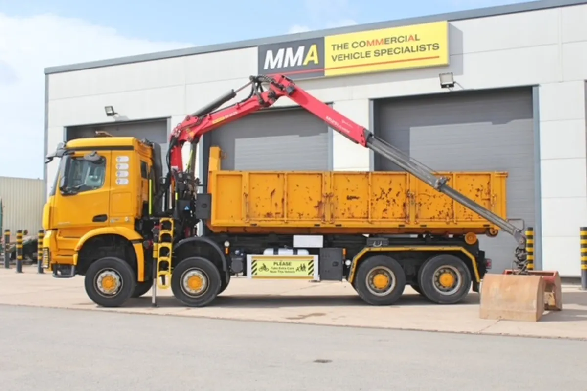 2016 MERCEDES AROCS 3240 8X4 HOOKLOADER WITH CRANE - Image 4