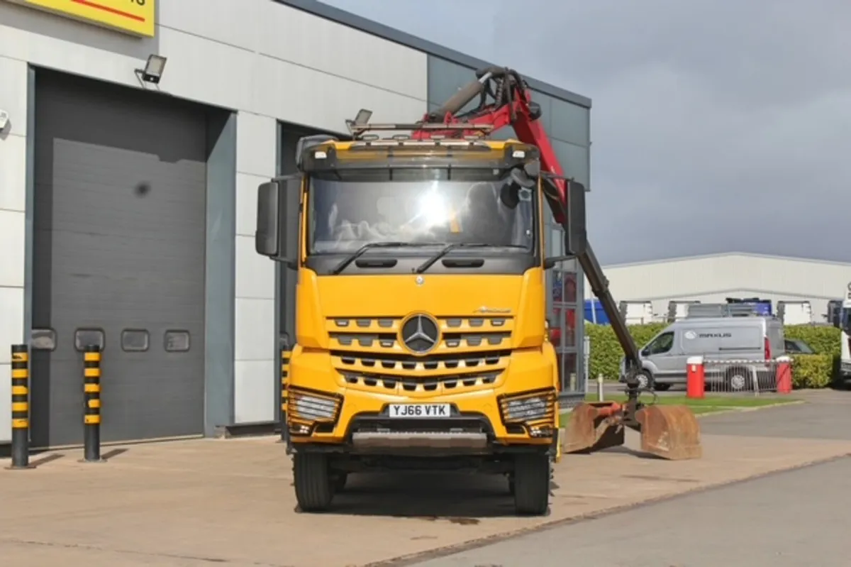 2016 MERCEDES AROCS 3240 8X4 HOOKLOADER WITH CRANE - Image 2