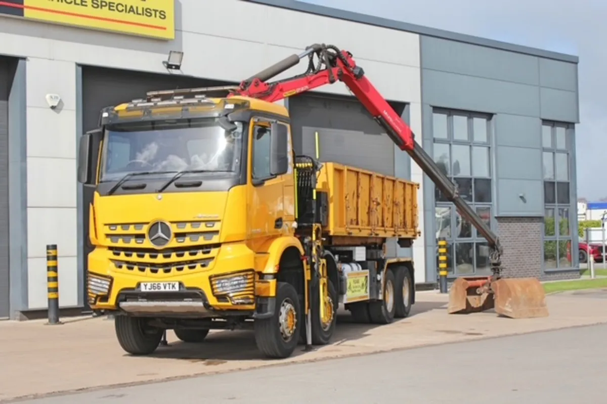 2016 MERCEDES AROCS 3240 8X4 HOOKLOADER WITH CRANE - Image 3