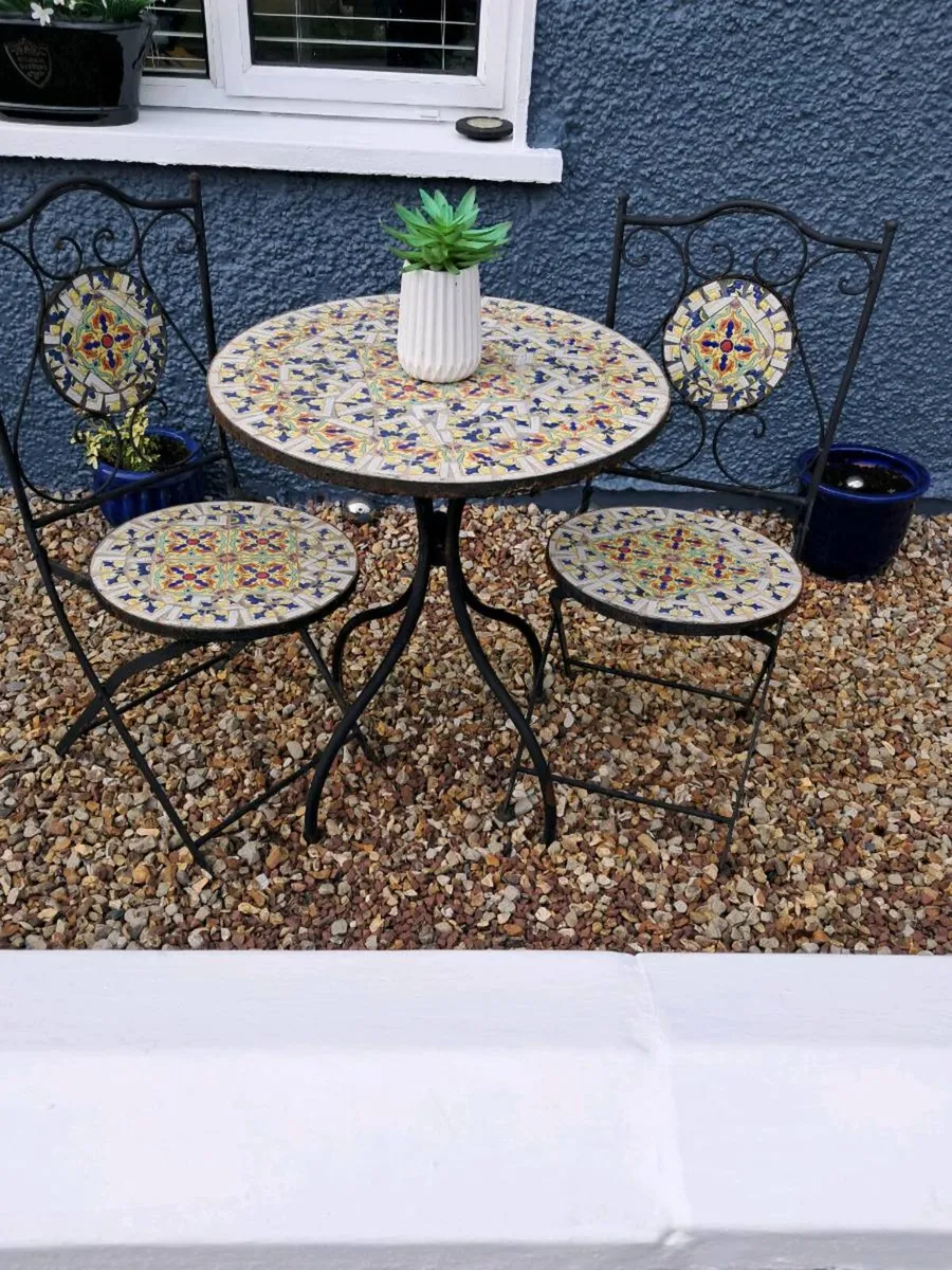 Garden table and chairs - Image 1
