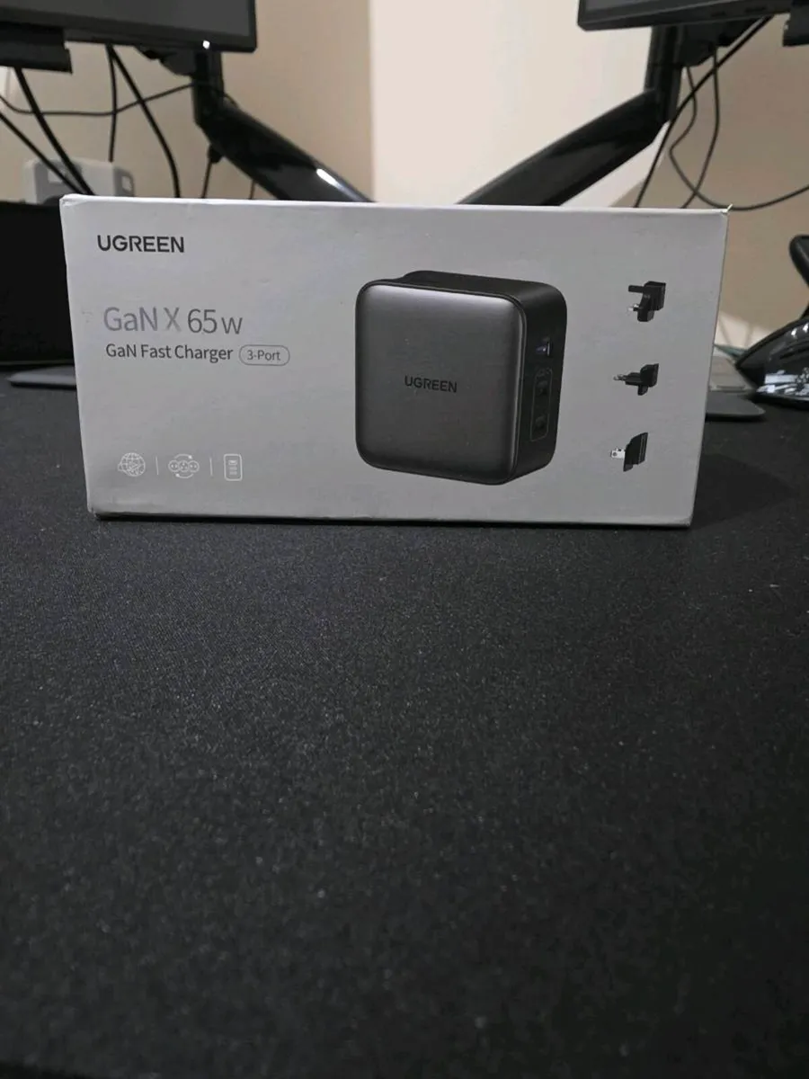 Travel adapter - Image 1