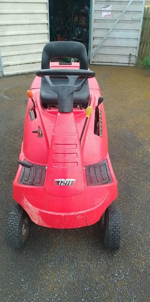 Ride on lawnmower - Image 1
