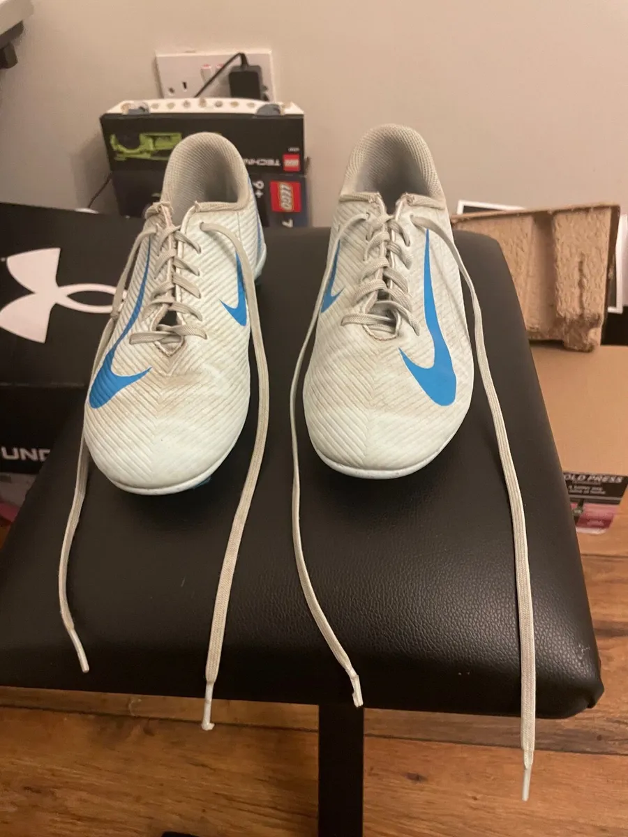 Football boots - Image 1