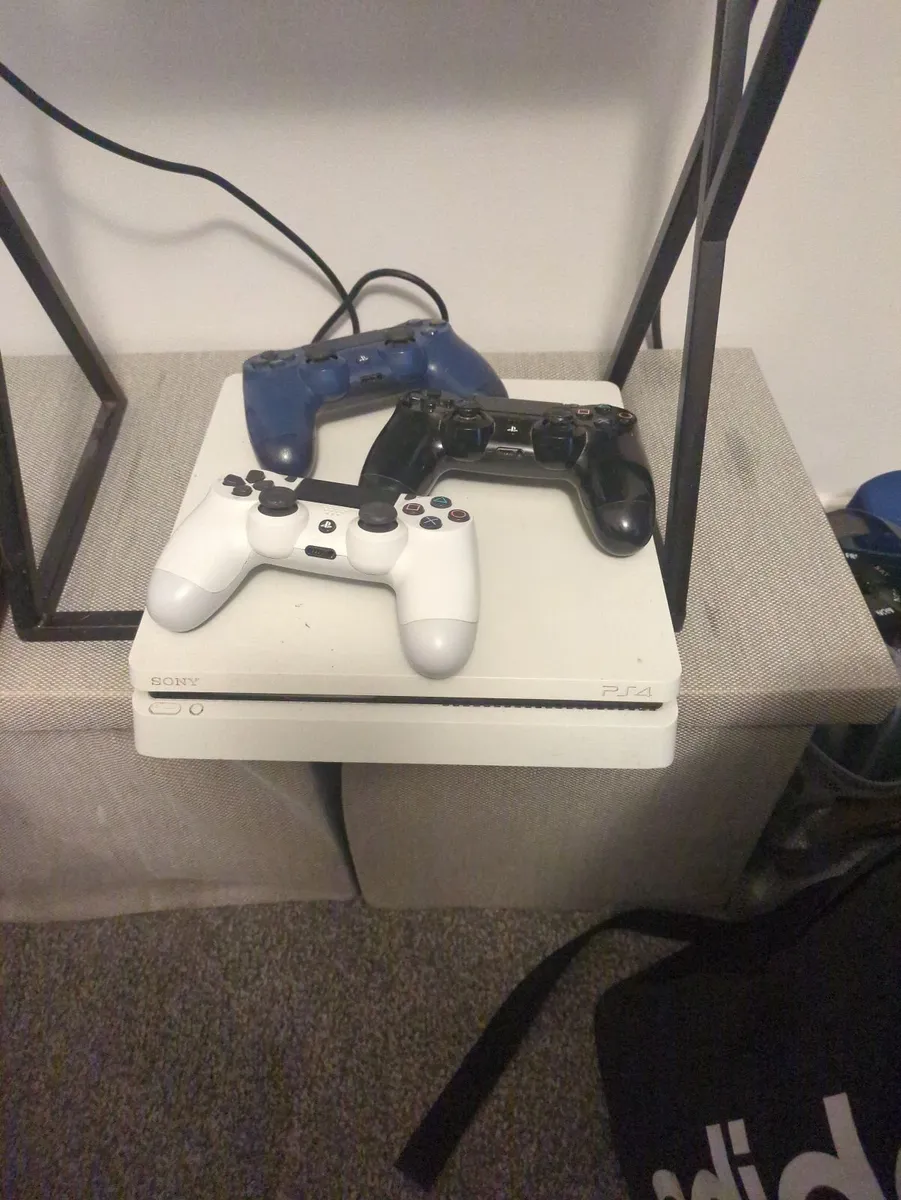 Ps4 + 3 controllers