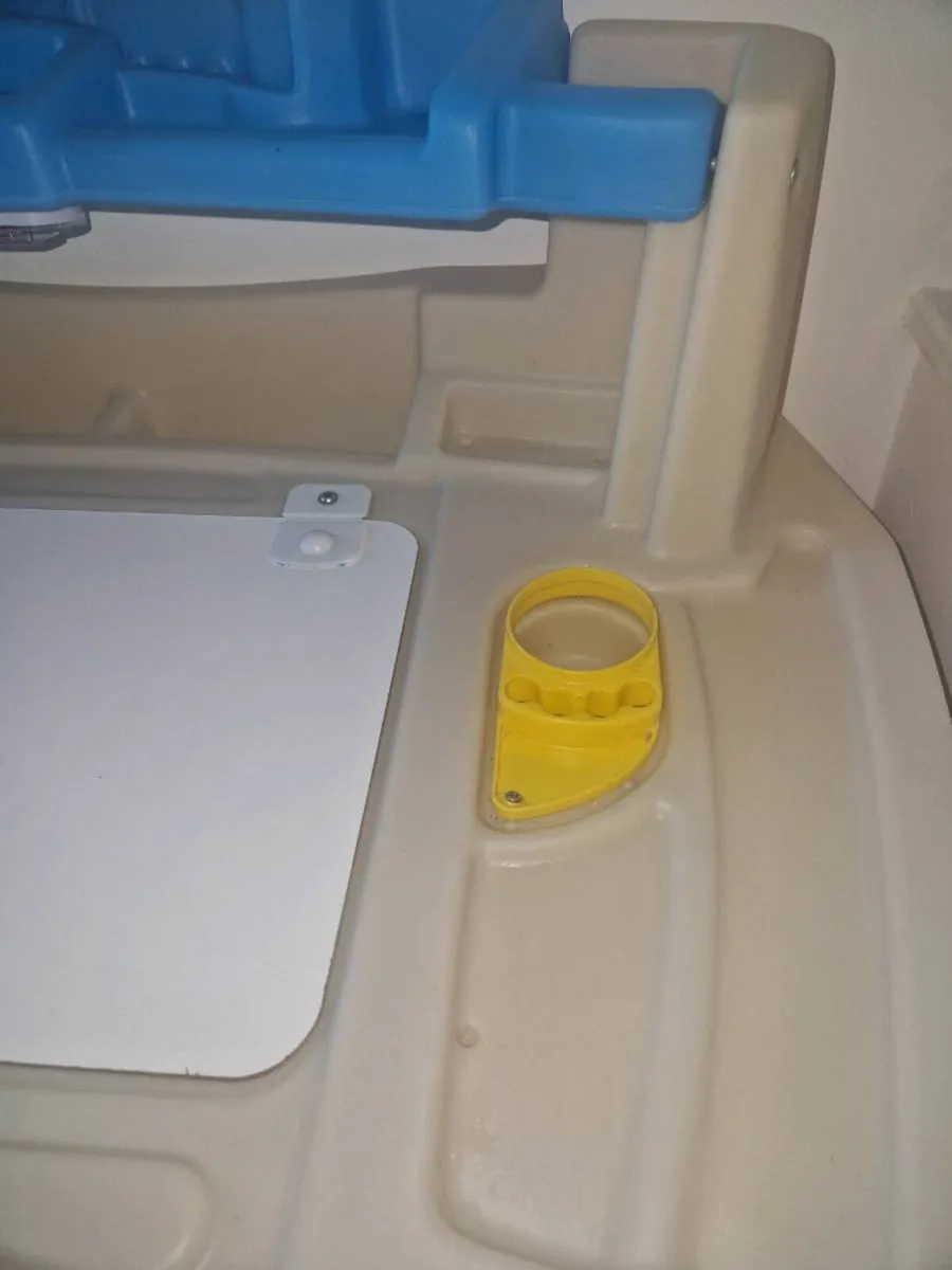 Kids art table and chair - Image 3